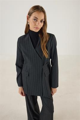 Düğme Detaylı Çizgili Blazer Siyah