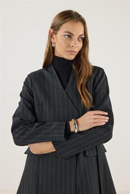 Düğme Detaylı Çizgili Blazer Siyah