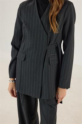 Düğme Detaylı Çizgili Blazer Siyah
