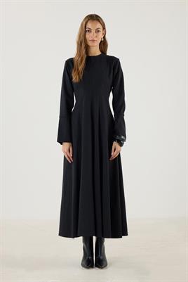 Geniş Manşetli Evaze Elbise Siyah