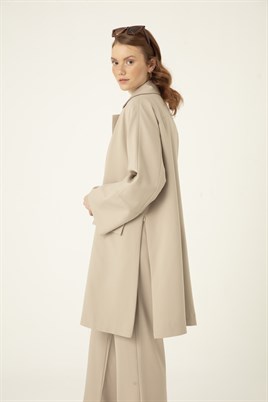 Geniş Yırtmaçlı Ceket Bej