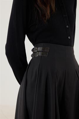 Kemer Aksesuarlı Pileli Etek Siyah