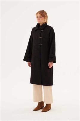 Metal Aksesuarlı Yün Kaban Siyah