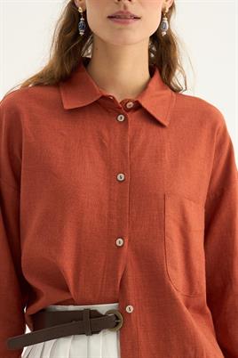 Uzun Pileli Beyaz Etek, Turuncu Keten Gömlek, Aerobin Şal Kombin