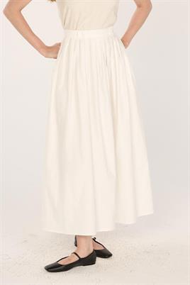 Uzun Pileli Beyaz Etek, Turuncu Keten Gömlek, Aerobin Şal Kombin