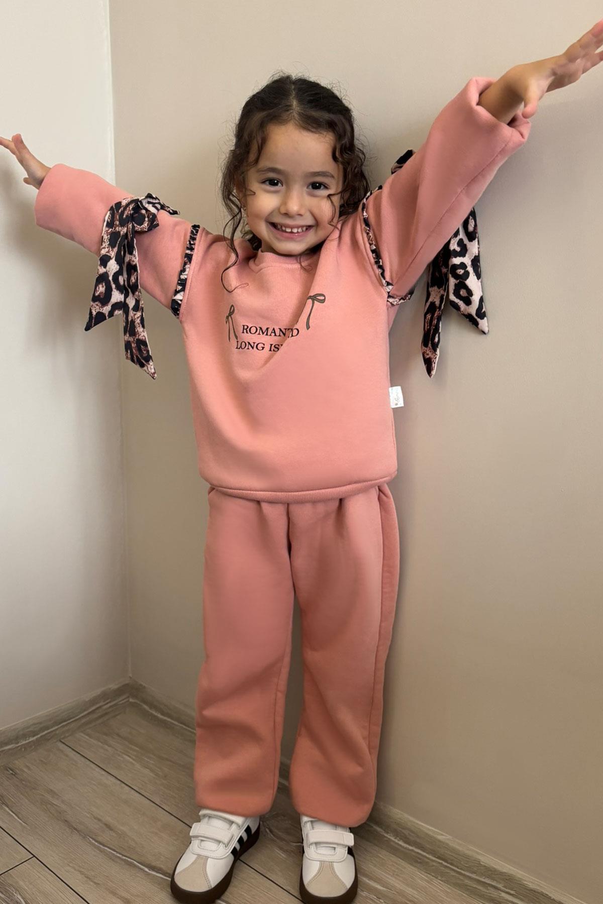 Donino Kız Çocuk Eşofman Takımı Kolları Leopar Fiyonk Aksesuarlı Yazı Baskılı Gülkurusu (2-5 Yaş)