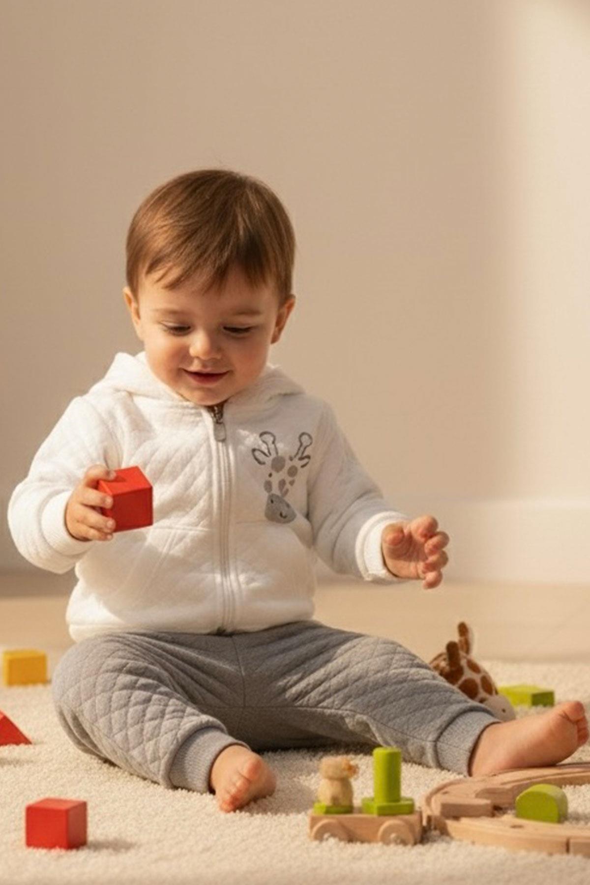 Breeze Erkek Bebek Eşofman Takımı Sevimli Zürafa Baskılı Kapitone Desenli Ekru (6 Ay-1.5 Yaş)