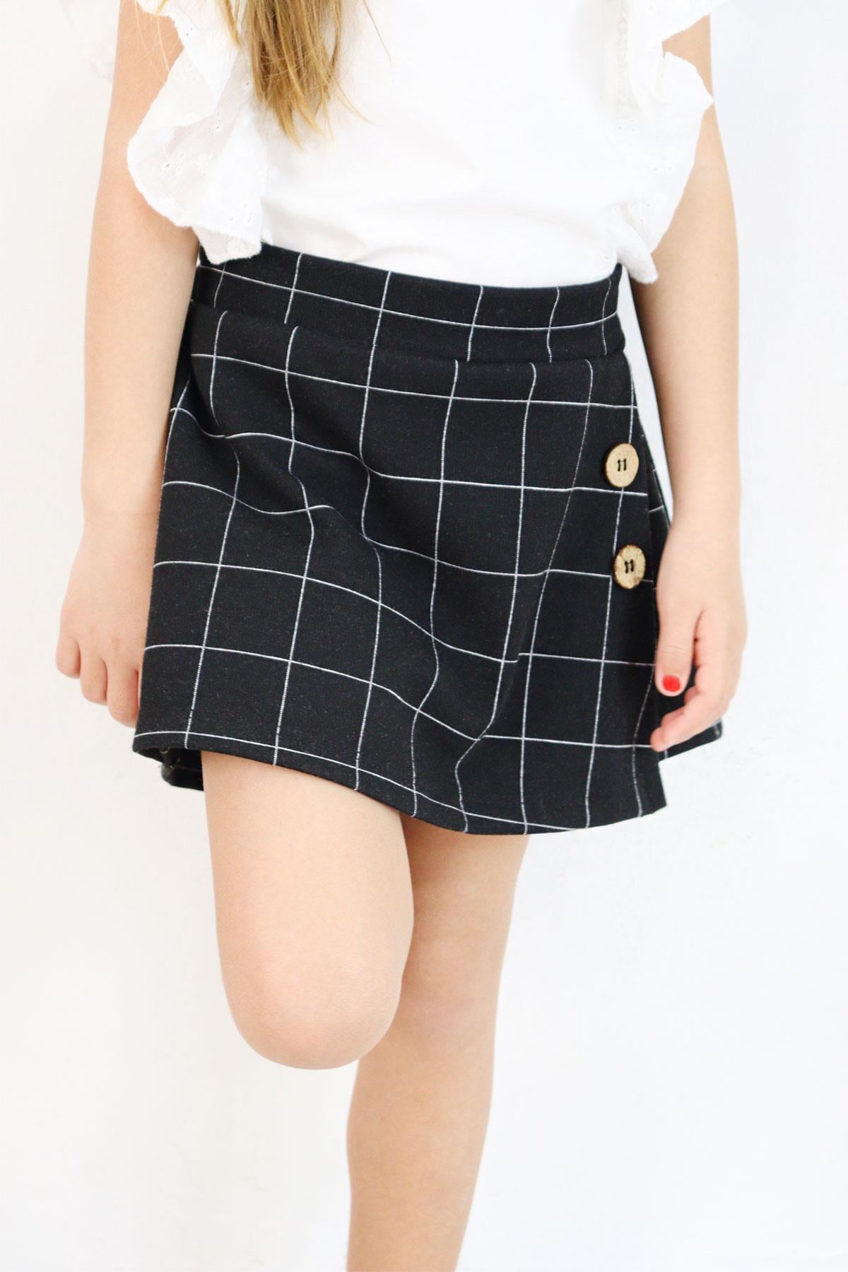Breeze Kız Çocuk Kare Desenli Şort Etek Düğme Aksesuarlı Siyah (6-12 Yaş)
