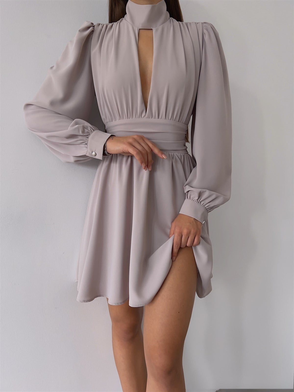 Boğazlı Derin V Yaka Düğmeli Kol Belden Oturtmalı Eteği Volanlı Kadın Mini Elbise - GRİ