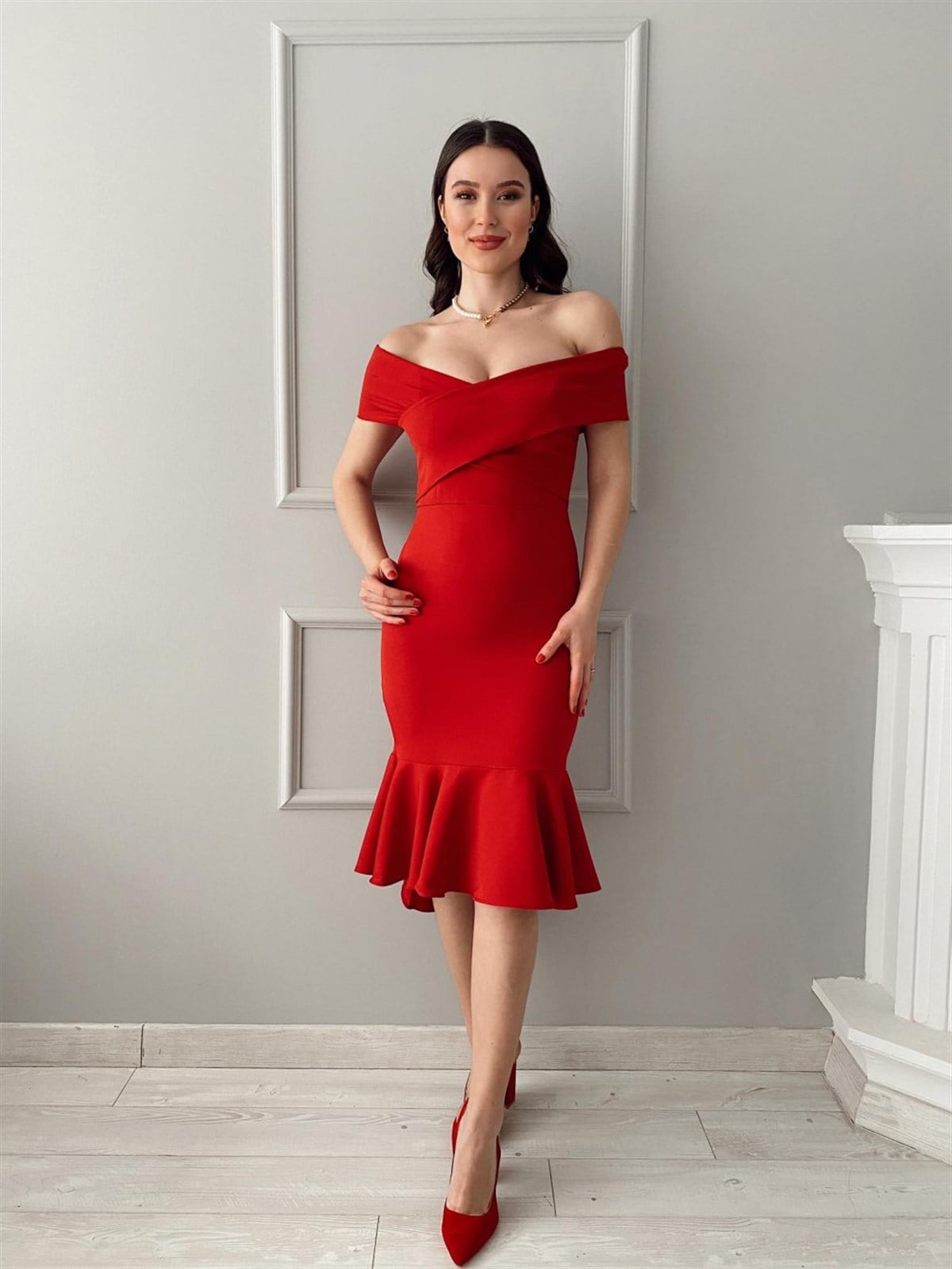 Çapraz Yaka Kolsuz Etek Ucu Volanlı Kalem Elbise - KIRMIZI