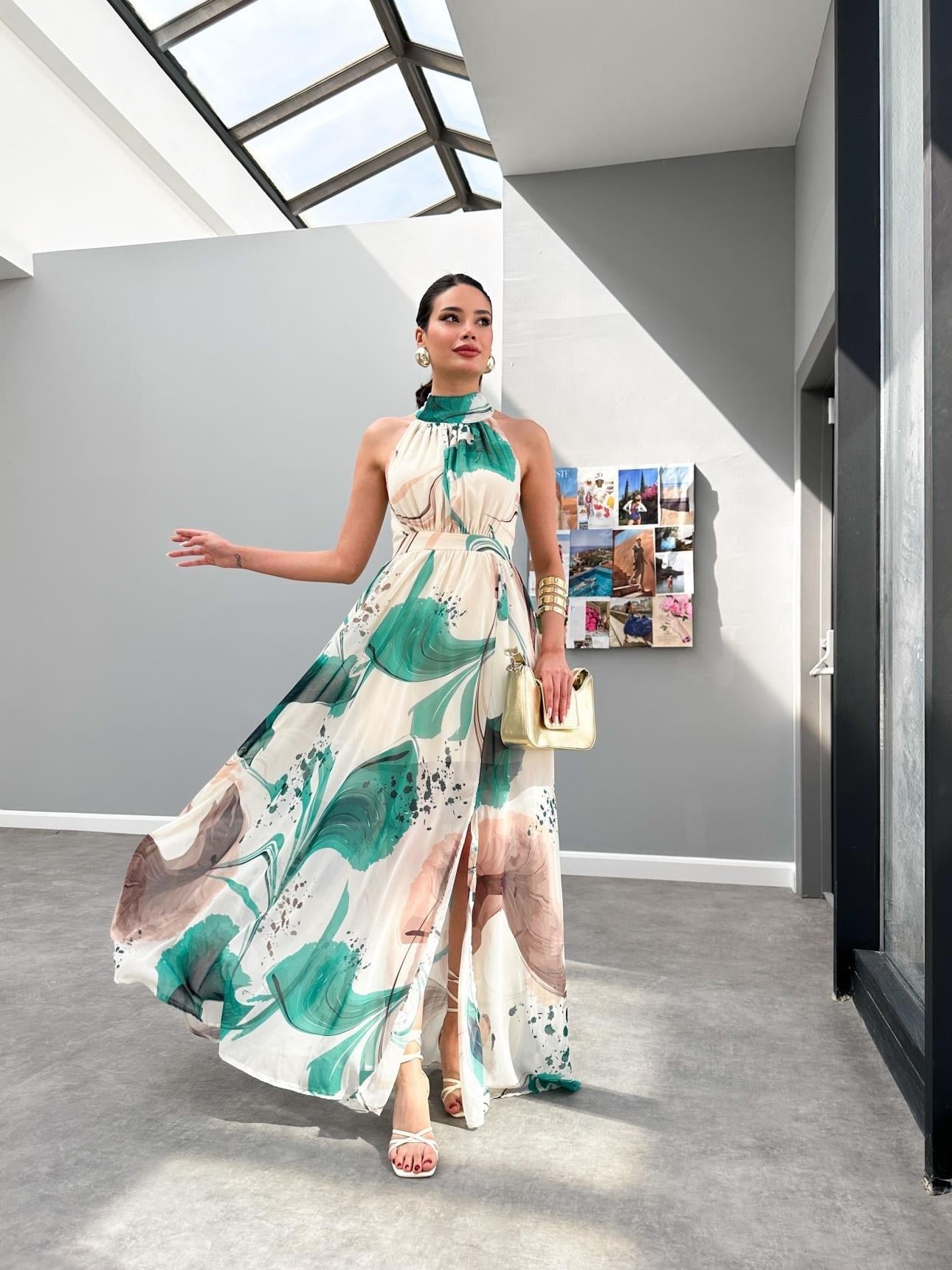 Desenli Halter Yaka Yırtmaçlı Maxi Boy Şifon Elbise - YEŞİL