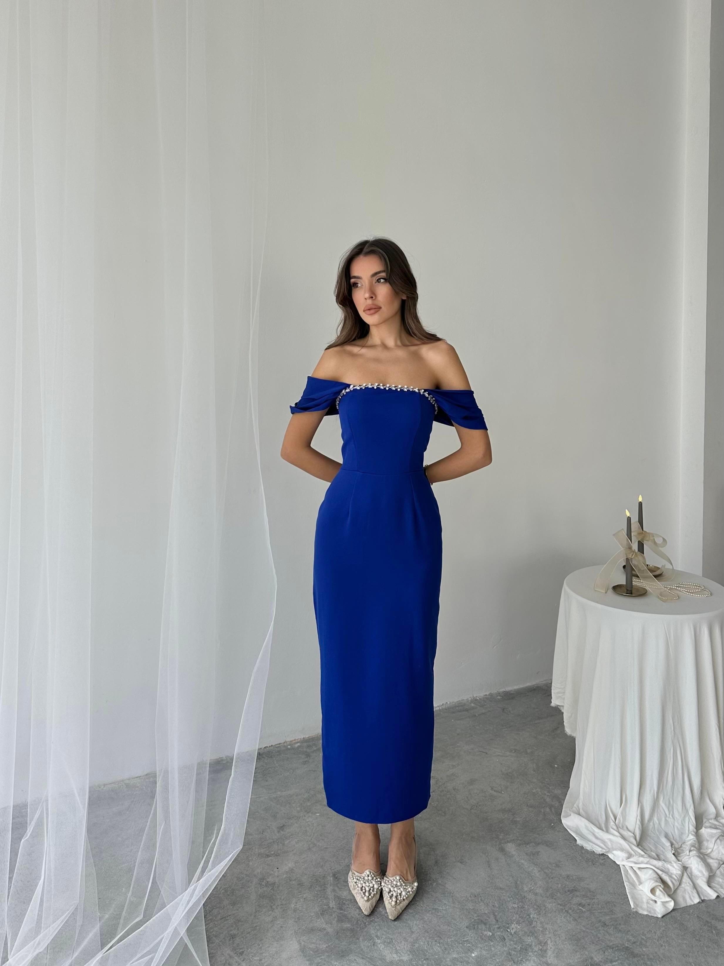 Düşük Omuzlu Taş Detaylı Yırtmaçlı Maxi Boy Kalem Elbise - SAKS MAVİ