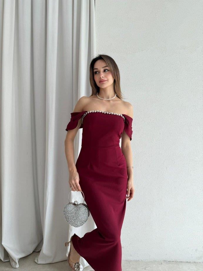 Düşük Omuzlu Taş Detaylı Yırtmaçlı Maxi Boy Kalem Elbise - BORDO · 2