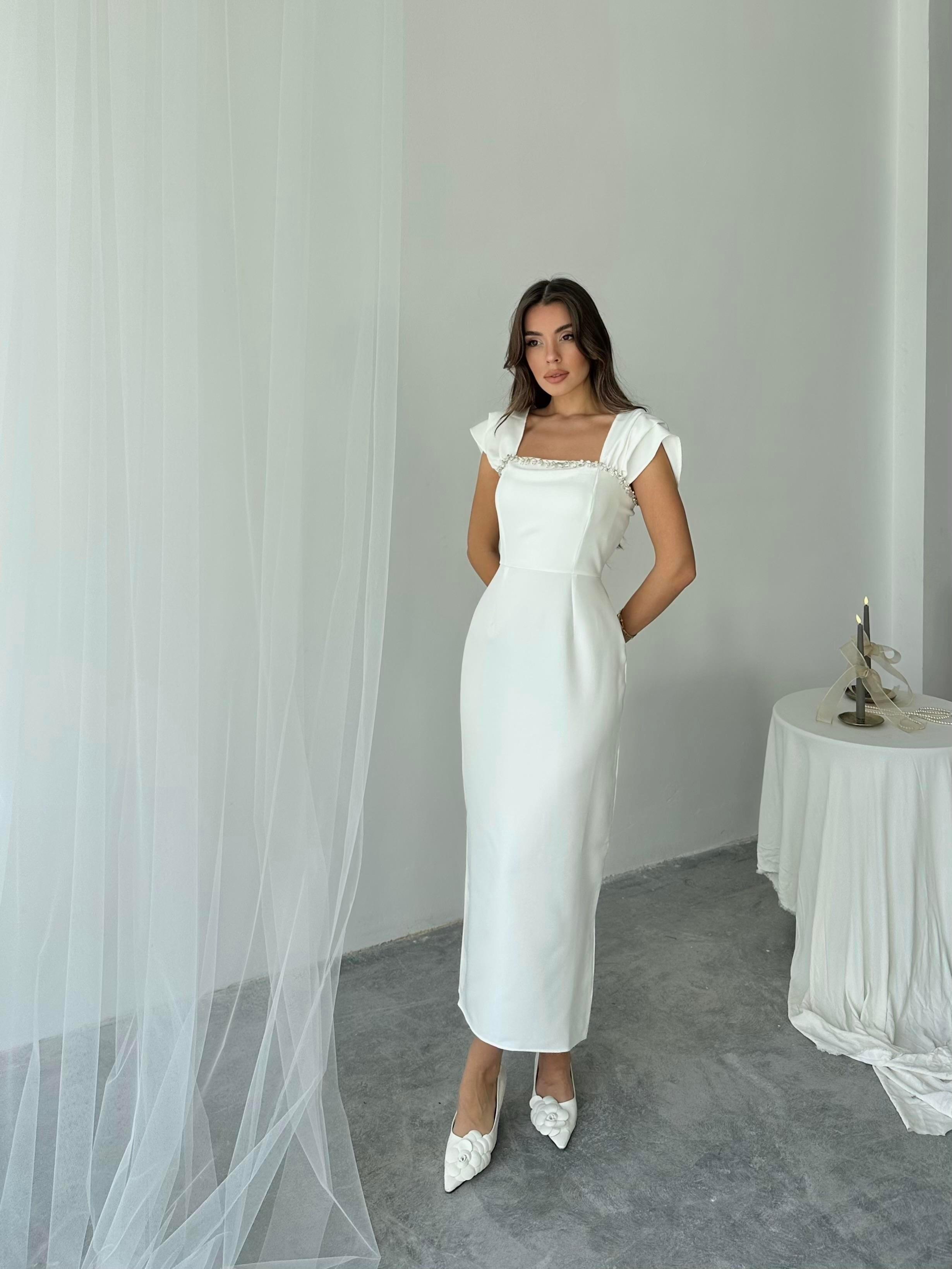 Düşük Omuzlu Taş Detaylı Yırtmaçlı Maxi Boy Kalem Elbise - BEYAZ