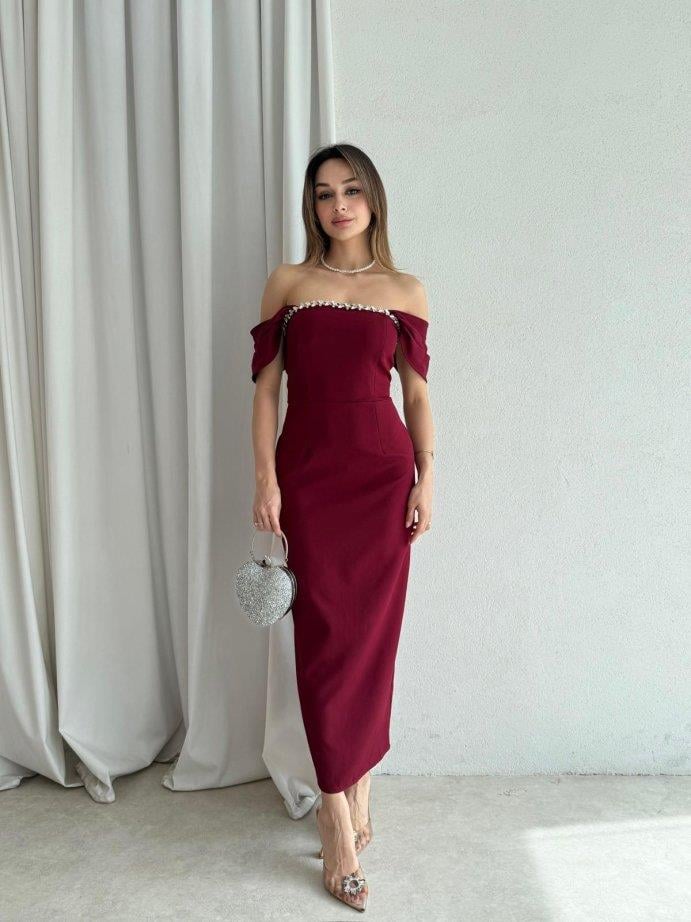 bordo taş detaylı yırtmaçlı kalem elbise – düşük omuz – butikimbutik