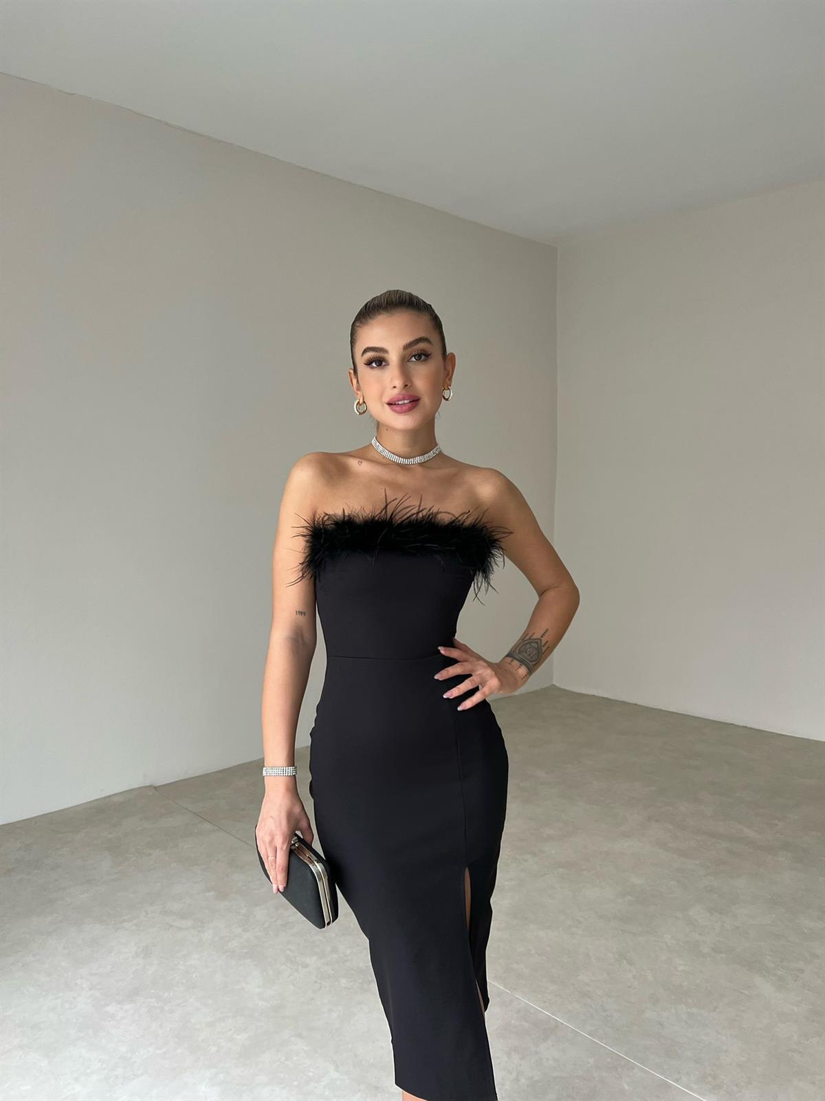 Göğüs Kısmı Tüy Yırtmaç Detay Straplez Kadın Elbise - SİYAH