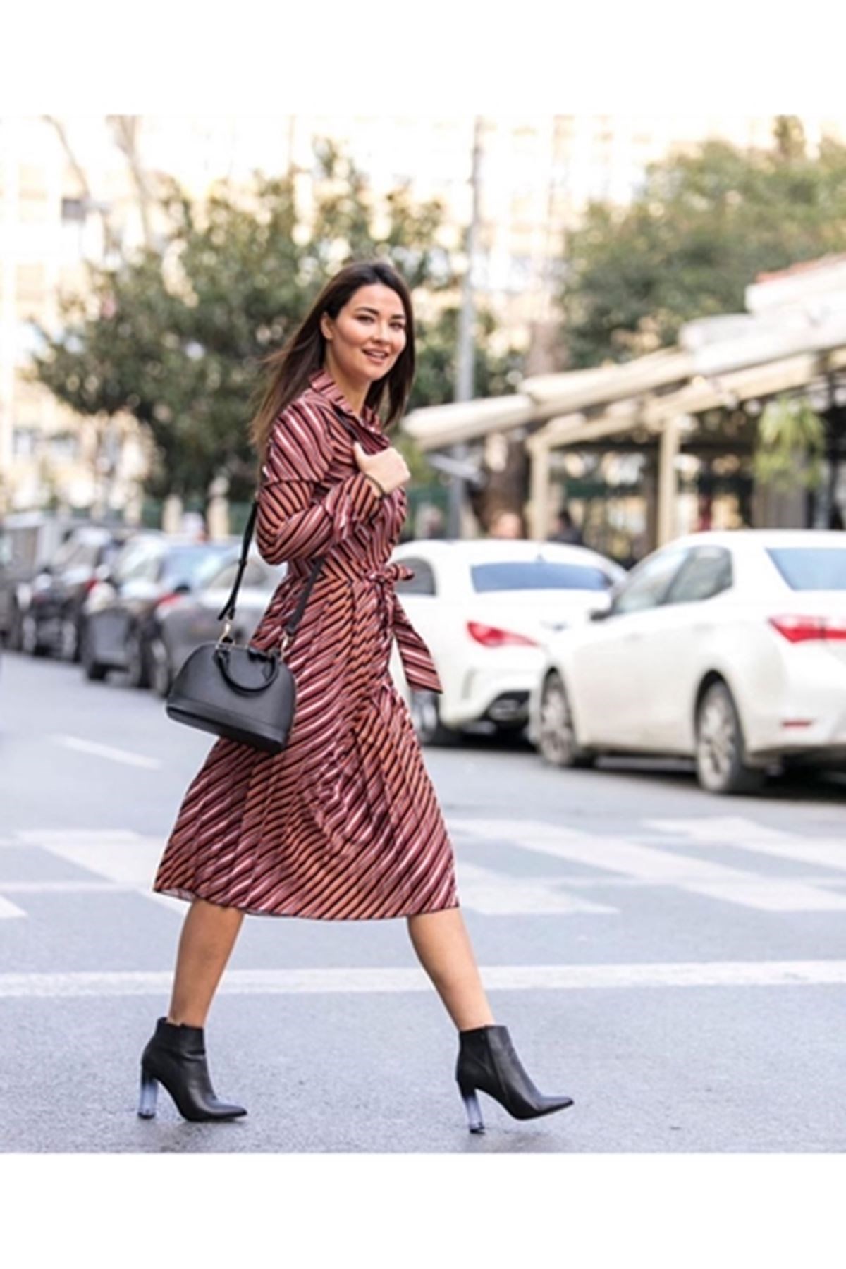 Gömlek Yaka Düğme ve Kemer Detaylı Yatay Çizgi Desenli Midi Boy Elbise 