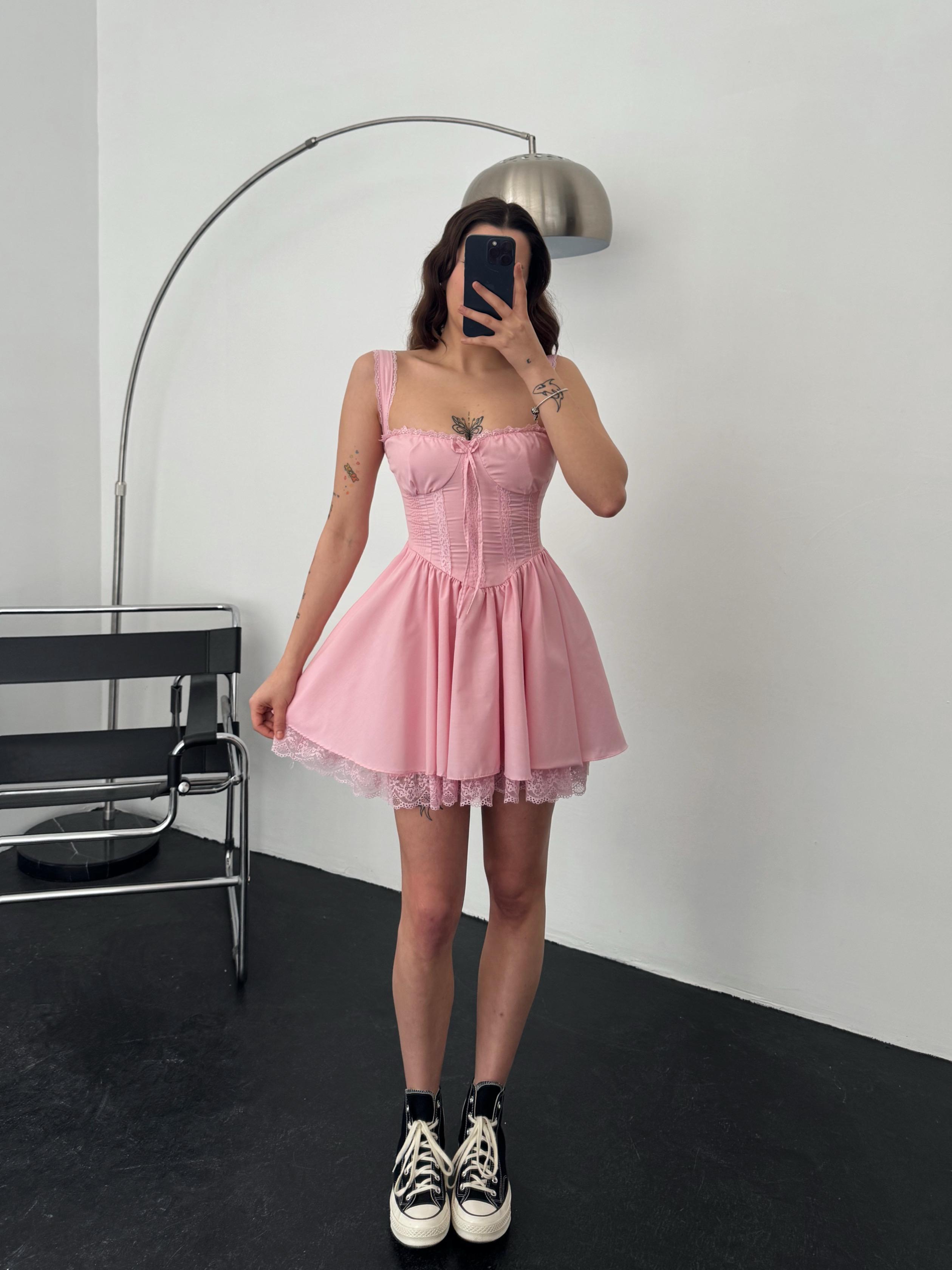 Kalın Askılı Önü Bağlama Detaylı Korse Görünümlü Belden Oturtmalı Dantel Detaylı Mini Elbise - PEMBE