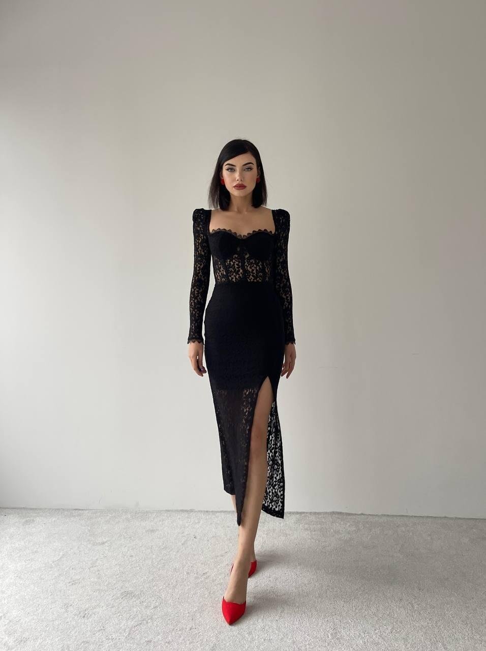 Kalp Yaka Korse Görünümlü Yırtmaçlı Komple Güpür Dantel Transparan Astarlı Elbise - SİYAH