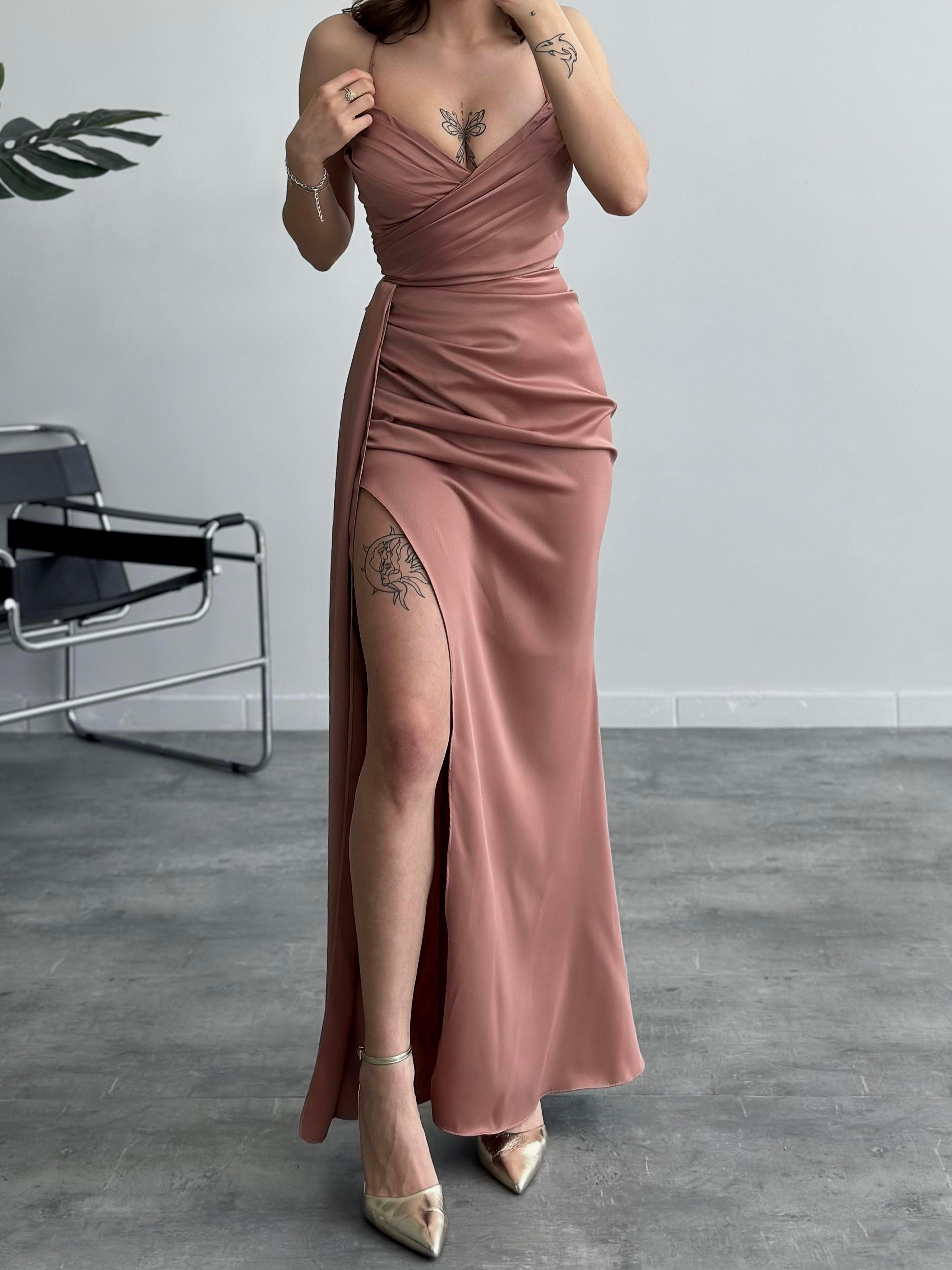 Sırt Dekolteli Yırtmaç Detaylı Maxi Abiye Elbise - VİZON RENK