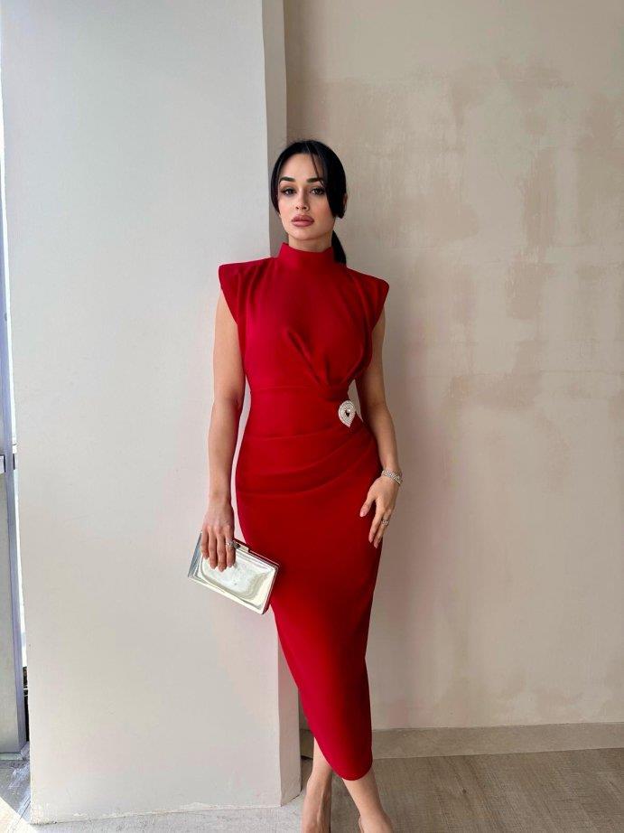 Yarım Boğazlı Drape Detaylı Kolsuz Beli Broş Tokalı Kalem Elbise - KIRMIZI · 2