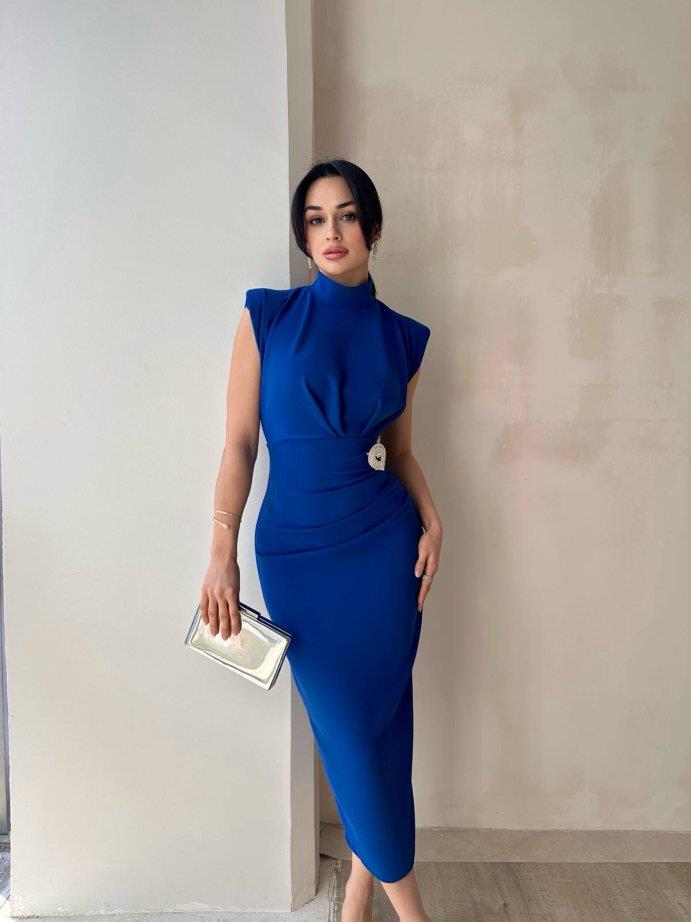 Yarım Boğazlı Drape Detaylı Kolsuz Beli Broş Tokalı Kalem Elbise - SAKS MAVİ 