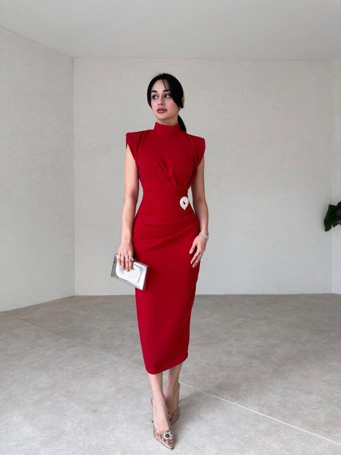 Yarım Boğazlı Drape Detaylı Kolsuz Beli Broş Tokalı Kalem Elbise - KIRMIZI