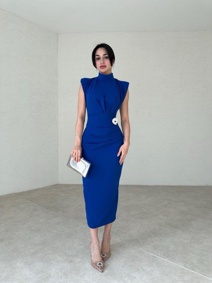 Yarım Boğazlı Drape Detaylı Kolsuz Beli Broş Tokalı Kalem Elbise - SAKS MAVİ · 2
