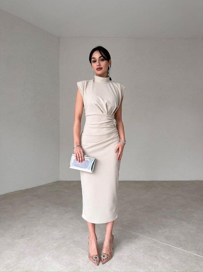 Yarım Boğazlı Drape Detaylı Kolsuz Beli Broş Tokalı Kalem Elbise - TAŞ RENGİ