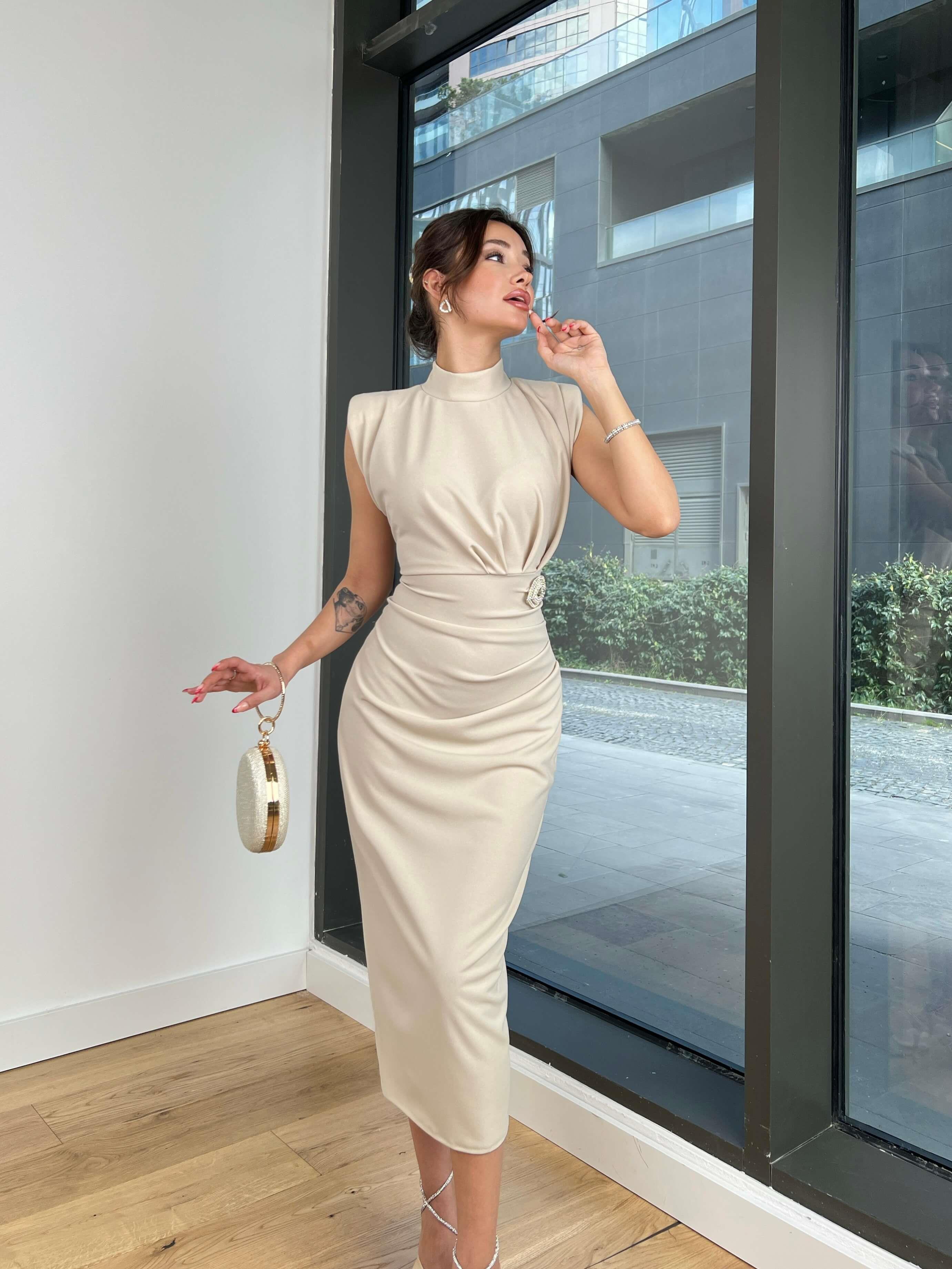Yarım Boğazlı Drape Detaylı Kolsuz Beli Broş Tokalı Kalem Elbise - TAŞ RENGİ · 5