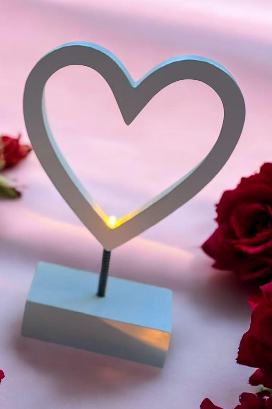 Kalp Ledli Dekor Masa Lambası