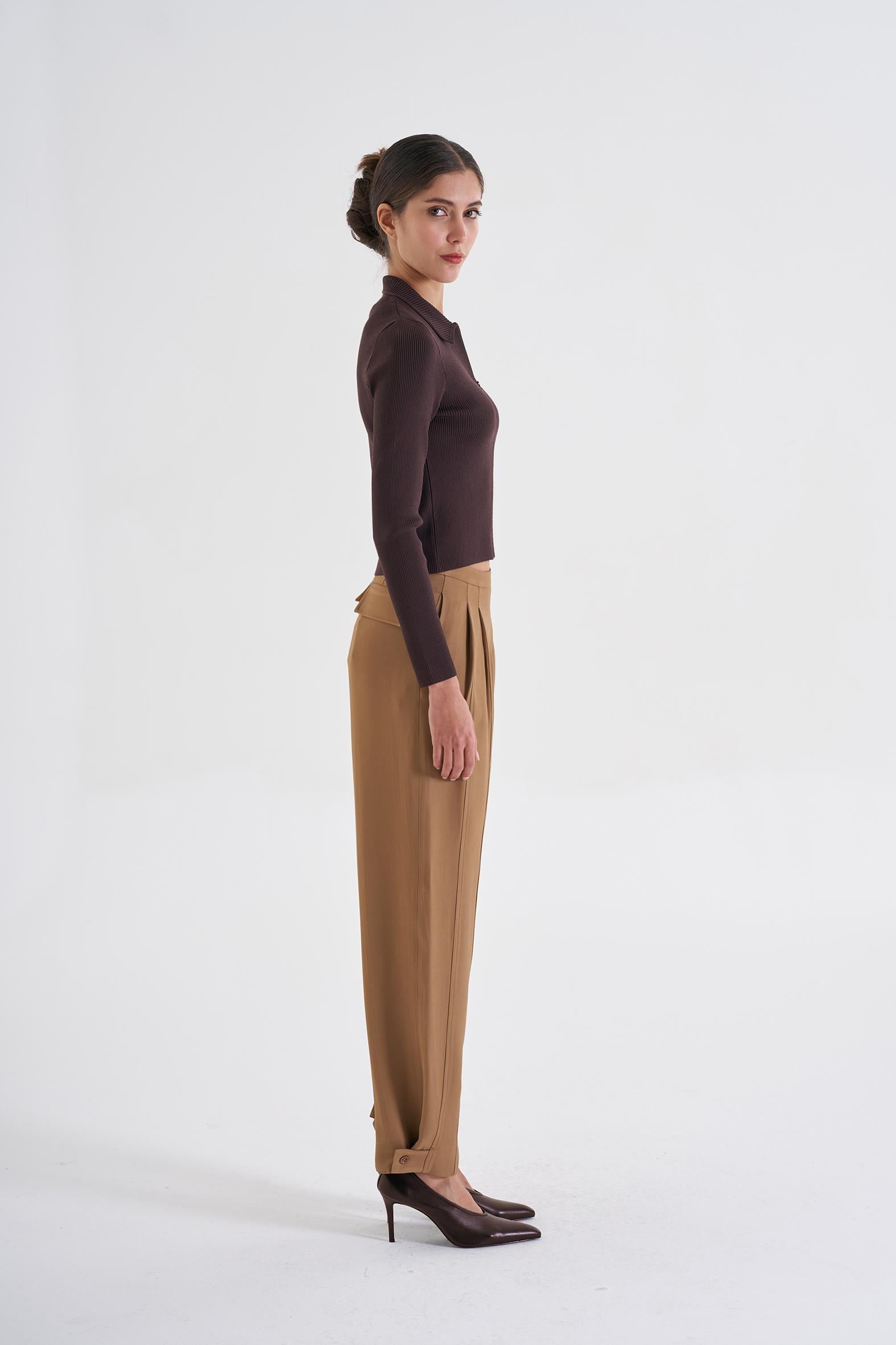 Camel Paçası Düğme Detaylı Dökümlü Pantolon