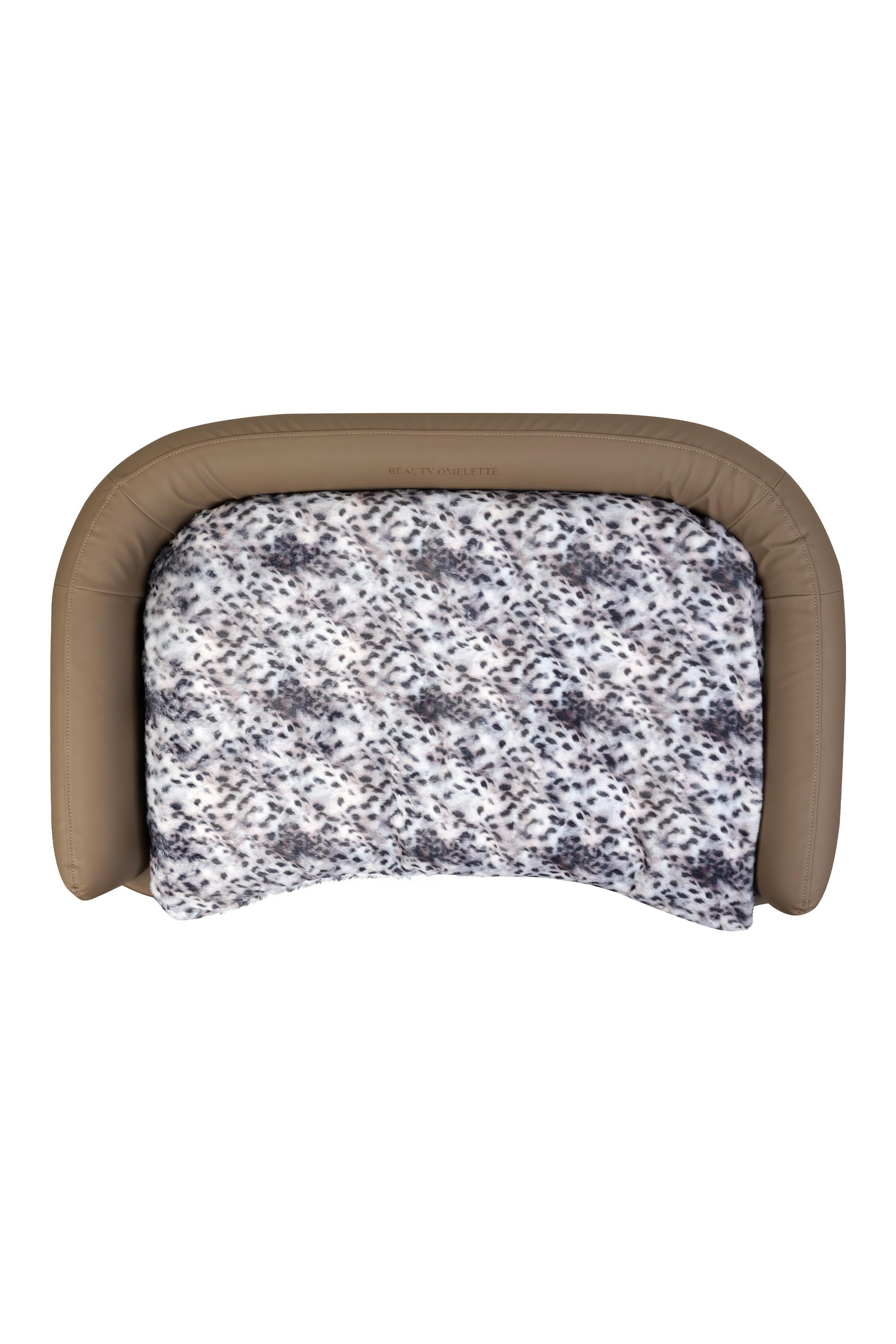 Gri Kedi ve Köpek Dinlenme Yatağı