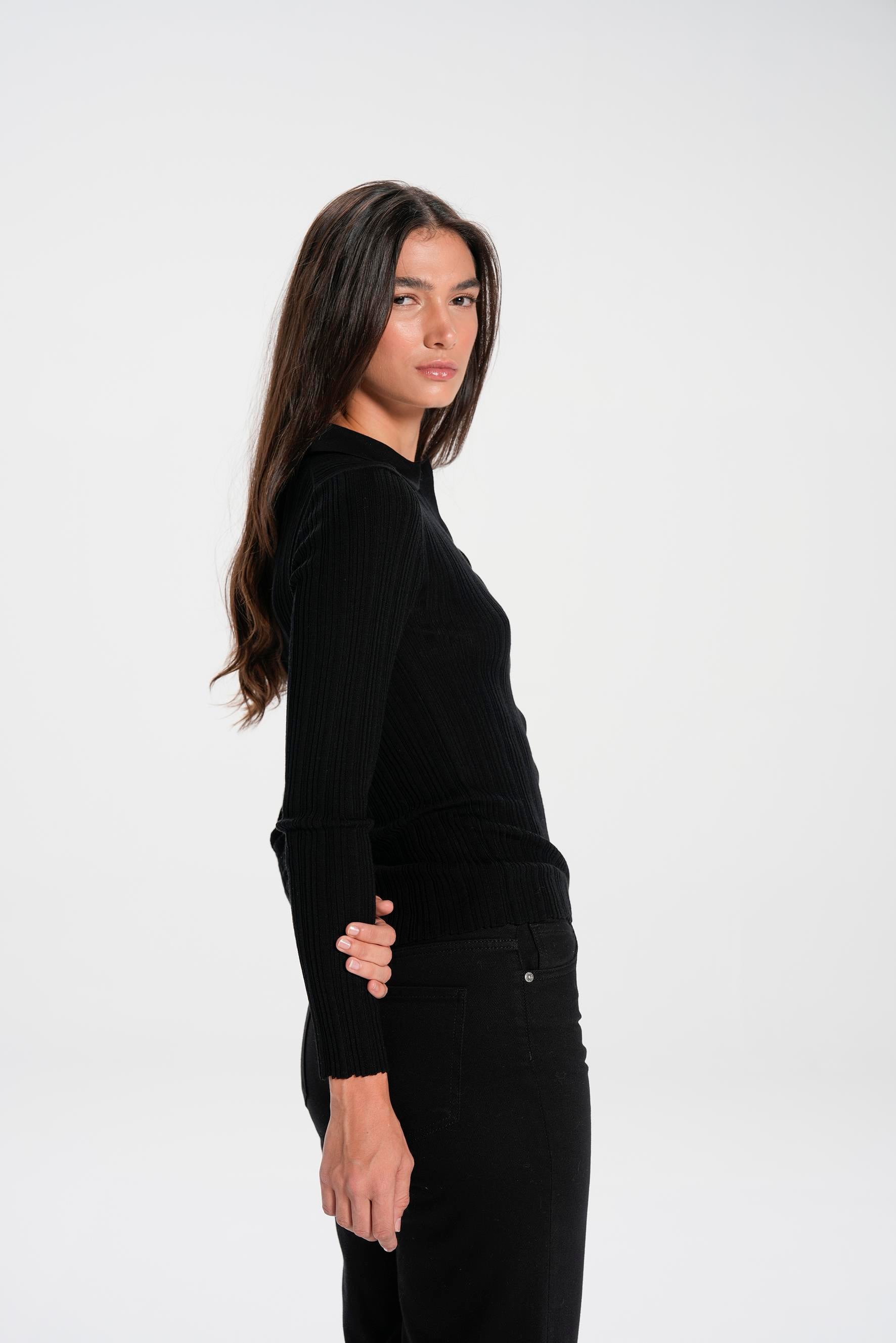 Siyah Düğmeli Yün Gömlek