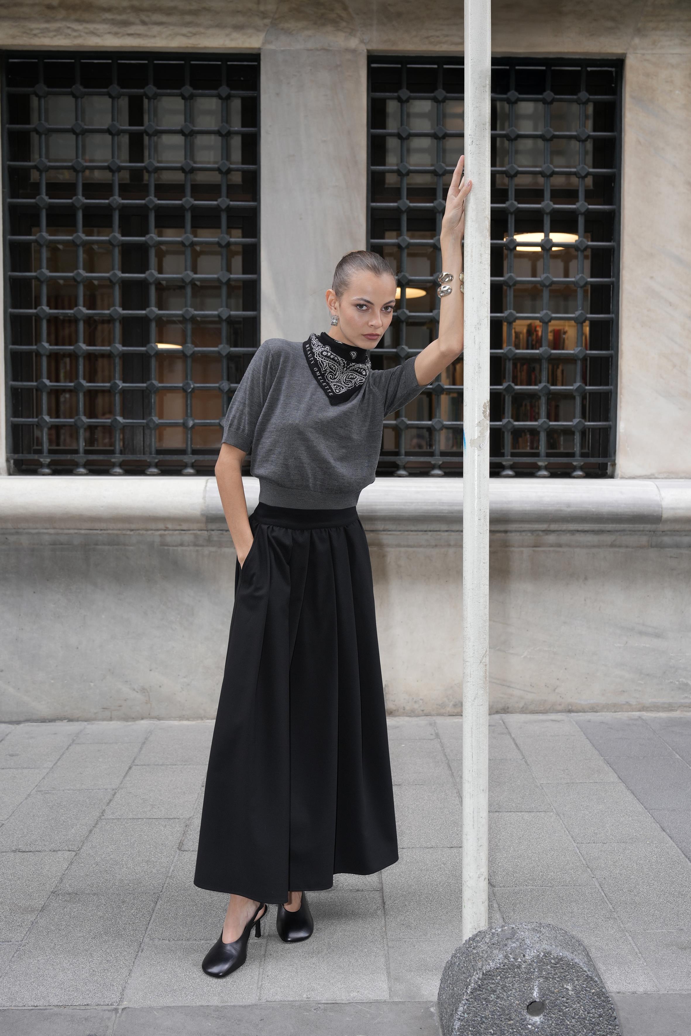 Siyah Yünlü Kalın Pileli Etek