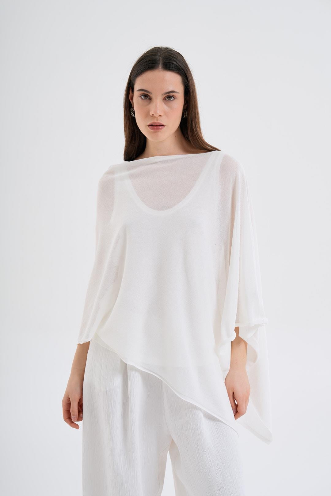 Beyaz Kısa Triko Pelerin