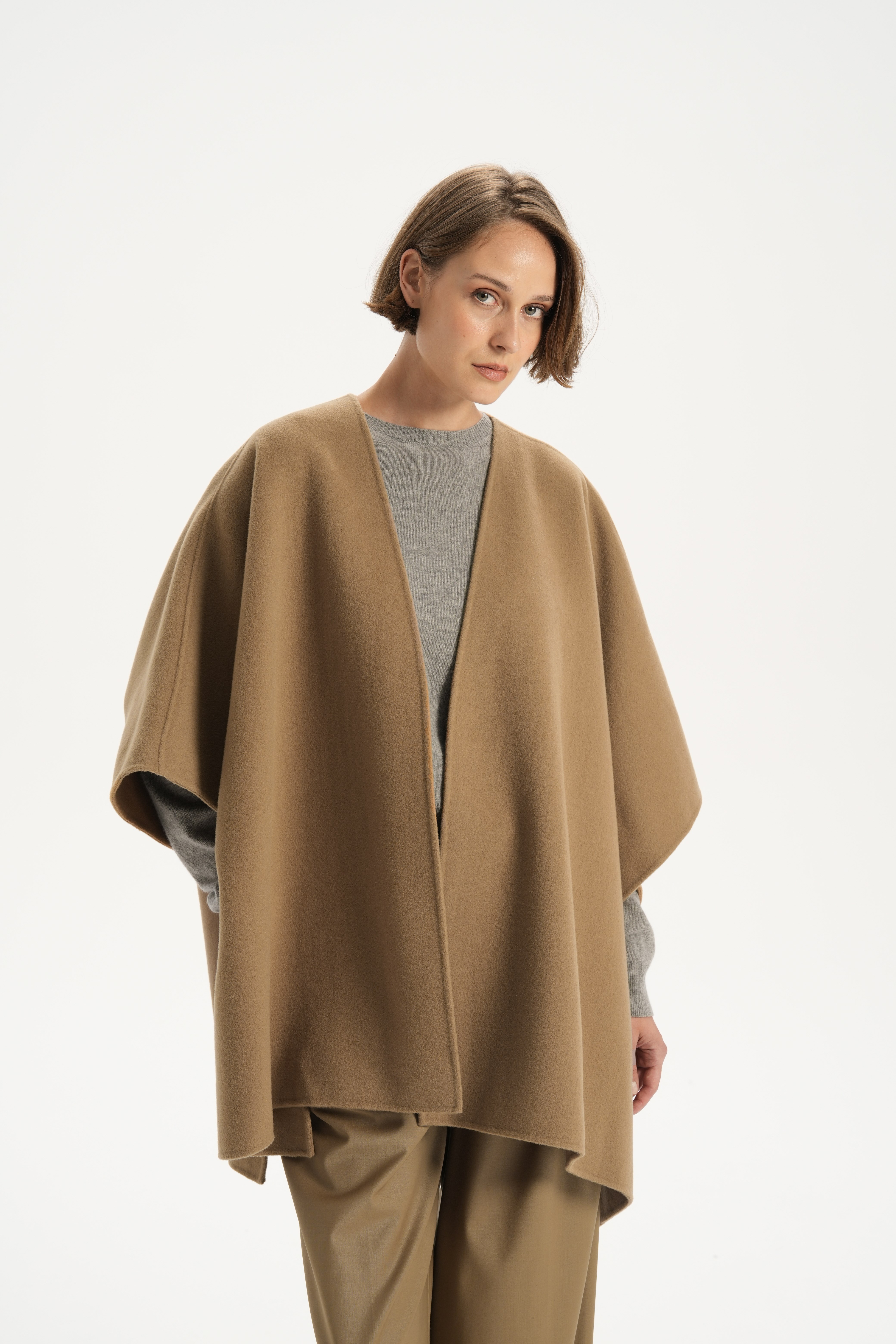 Koyu Camel Yanları Çıtçıt Detaylı Yün Pelerin