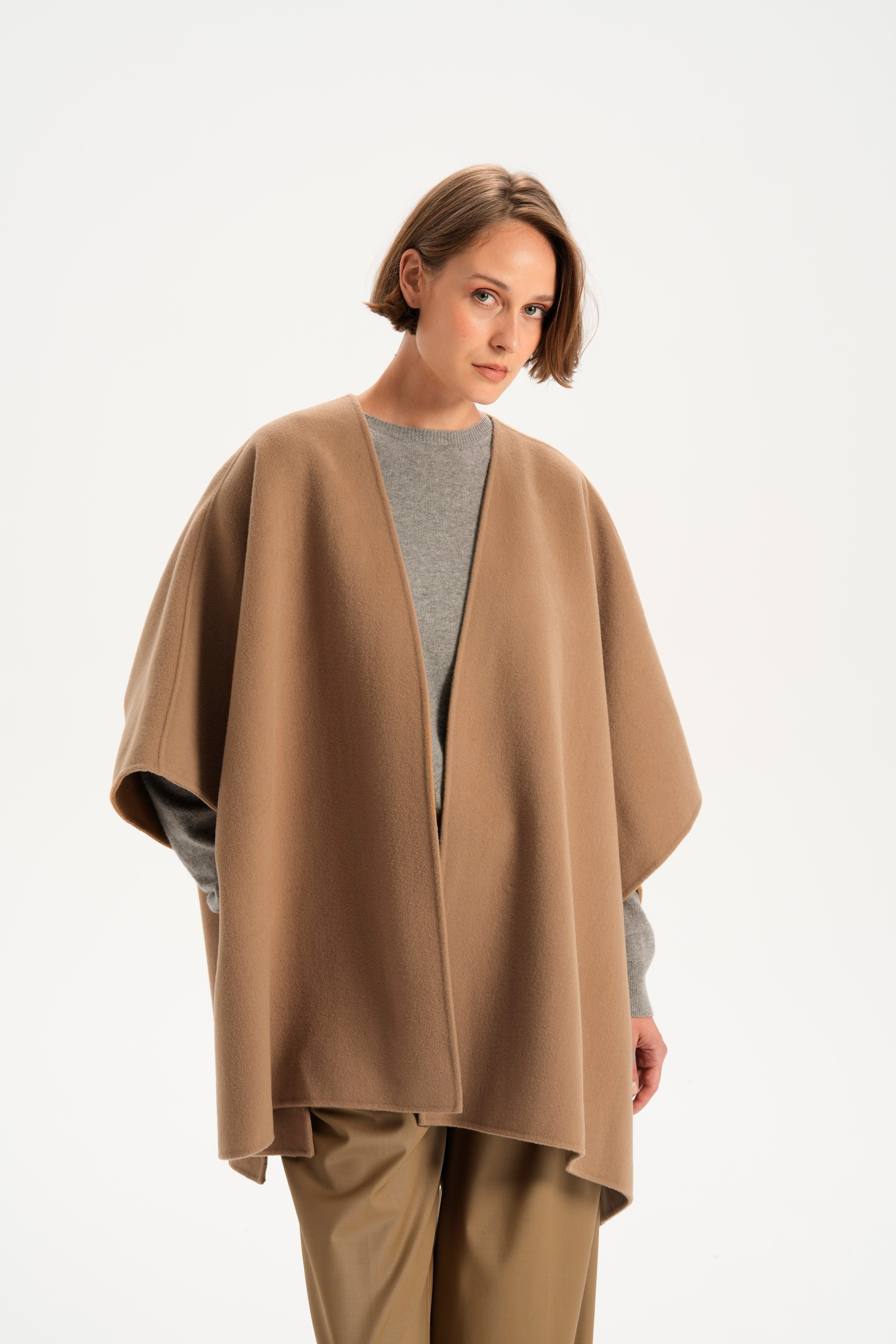 Koyu Camel Yanları Çıtçıt Detaylı Yün Pelerin
