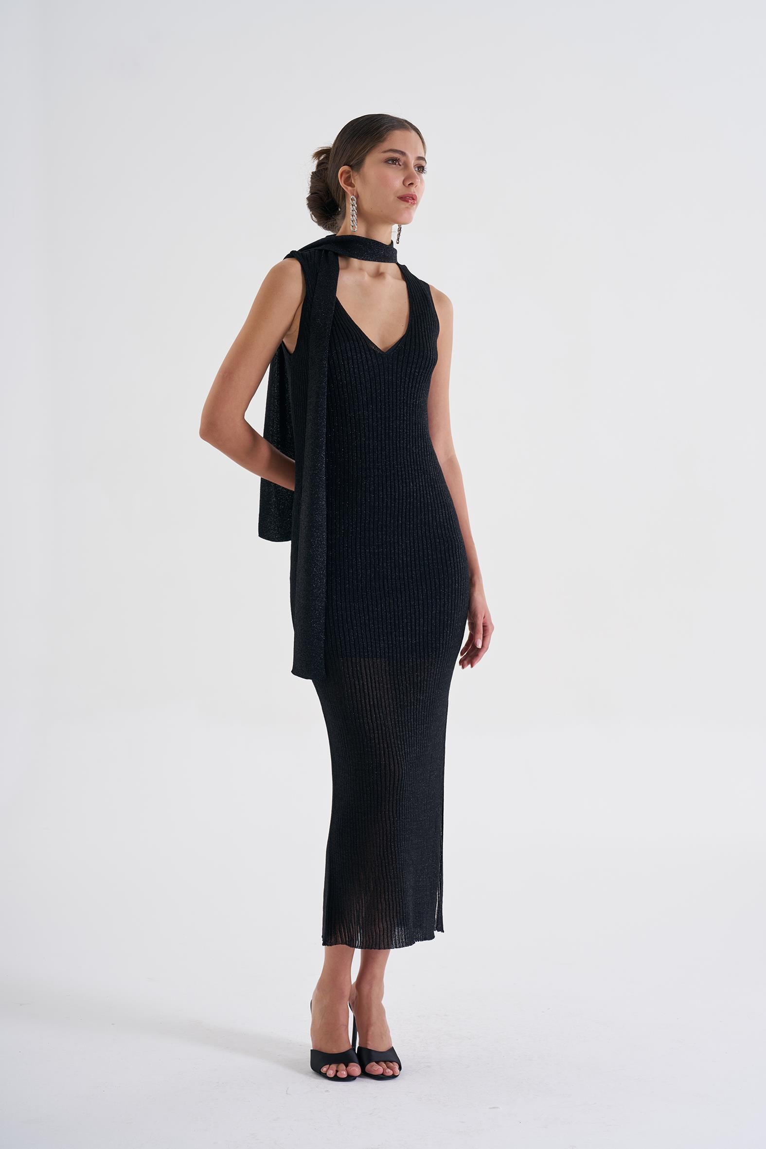 Siyah Fular Detaylı Ribli Uzun Triko Elbise