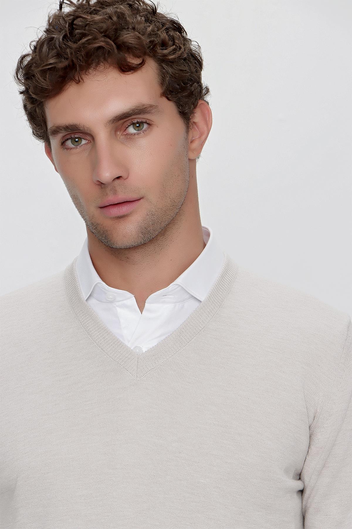 Bej Basic Dinamik Fit Rahat Kesim V Yaka Triko Kazak