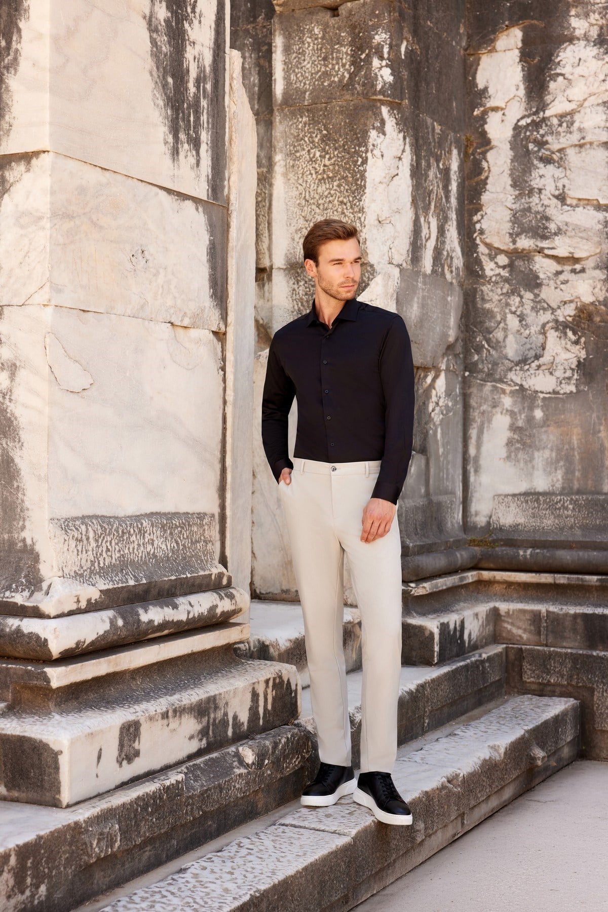 Erkek Siyah Slim Fit Dar Kesim Düz Sert Yaka Uzun Kollu Gömlek