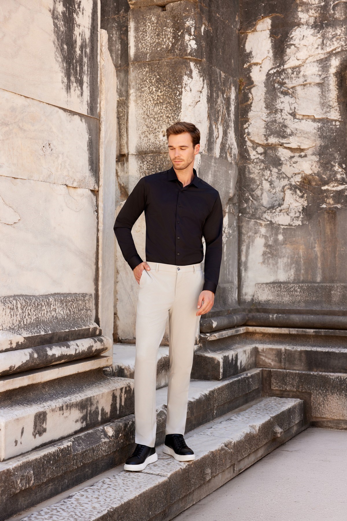 Erkek Siyah Slim Fit Dar Kesim Düz Sert Yaka Uzun Kollu Gömlek