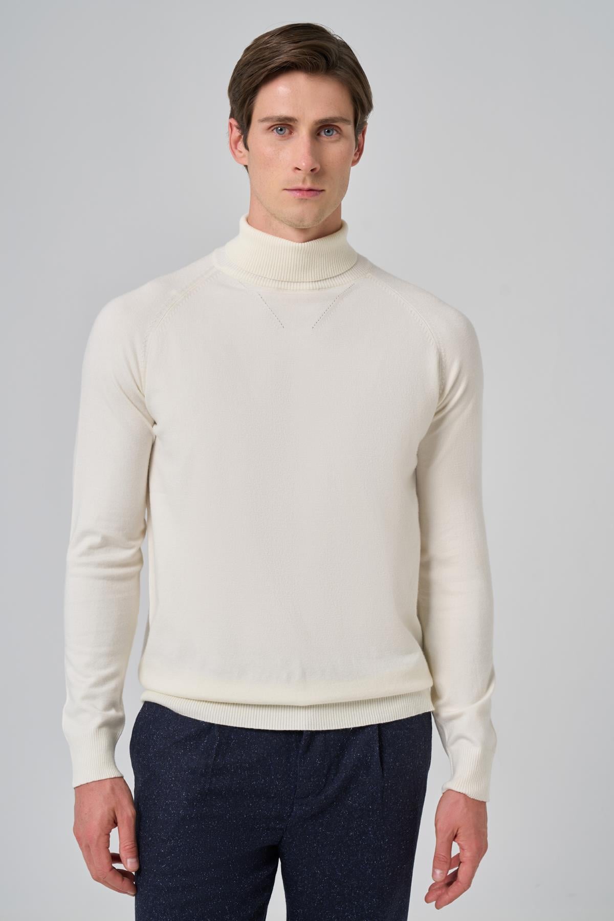 Morven Erkek Ekru Trend Core Spun Balıkçı Yaka Dynamic Fit Rahat Kesim Triko