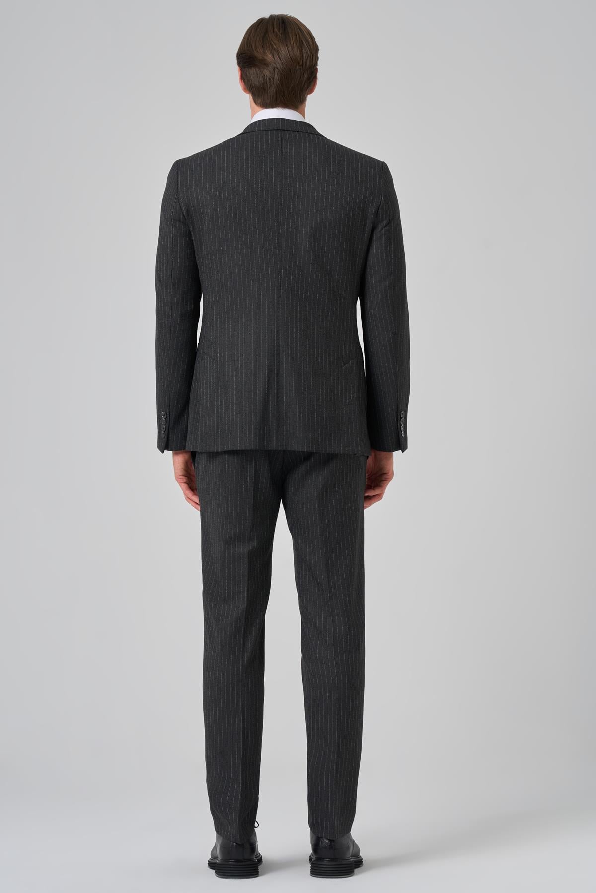 Morven Erkek Füme Poliviskon Trend Çizgili Slim Fit Sivri Yaka Kruvaze Takım Elbise