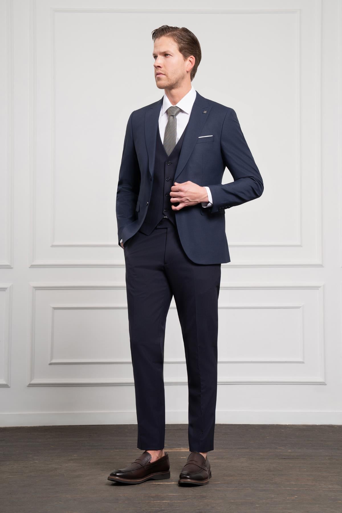 Morven Erkek Lacivert Trend Yelekli Kombinli Yünlü Slim Fit Sivri Yaka Takım Elbise