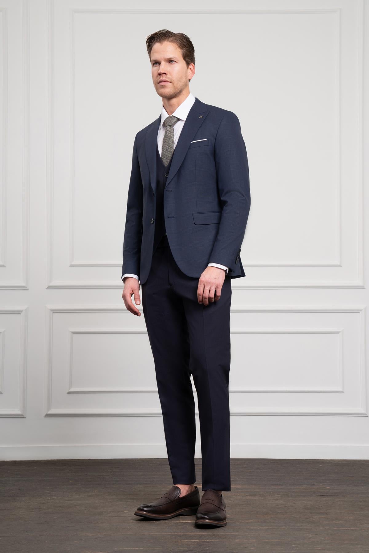 Morven Erkek Lacivert Trend Yelekli Kombinli Yünlü Slim Fit Sivri Yaka Takım Elbise