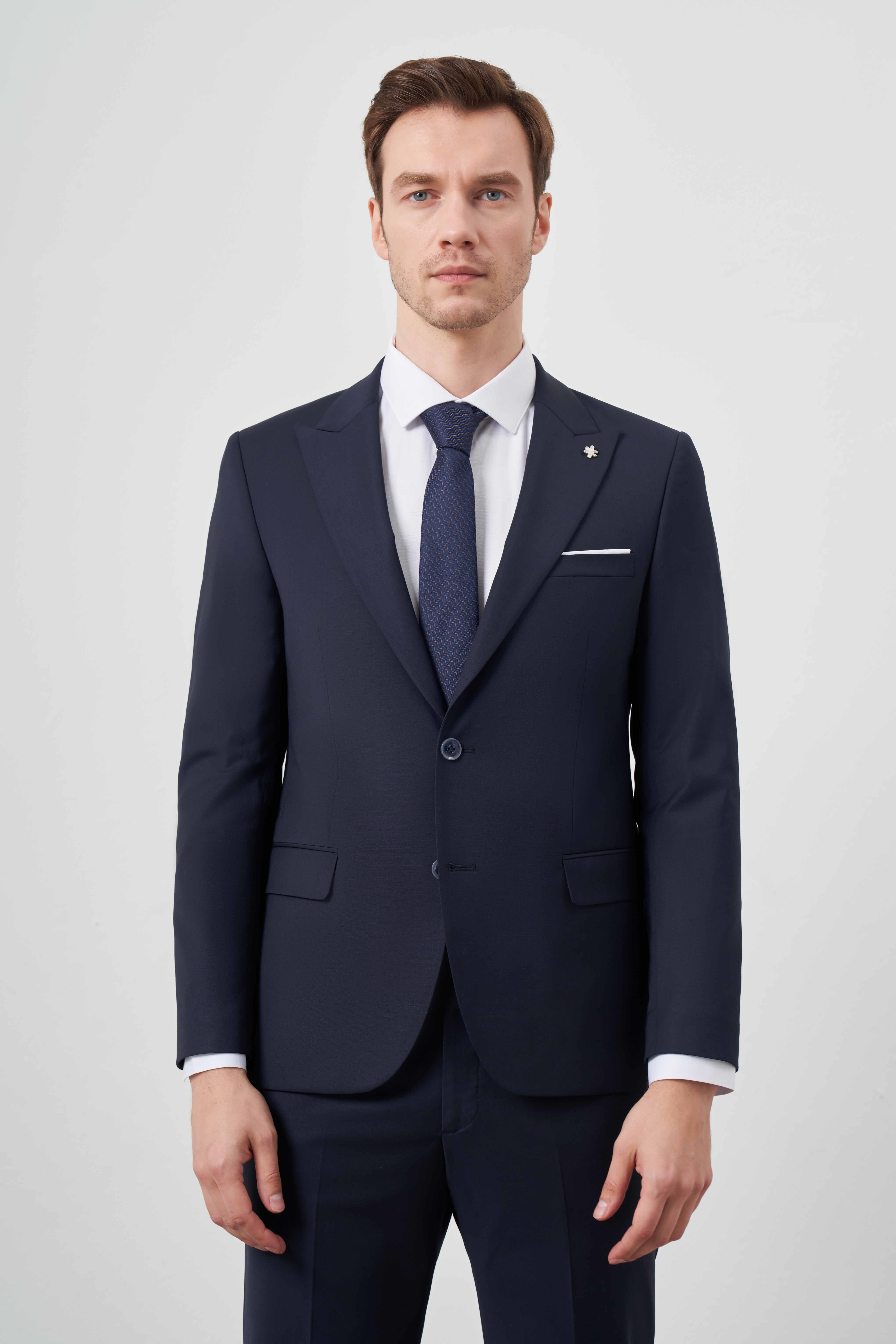 Morven Erkek Lacivert Yünlü Platinium Düz Desen Slim Fit Sivri Yaka Takım Elbise