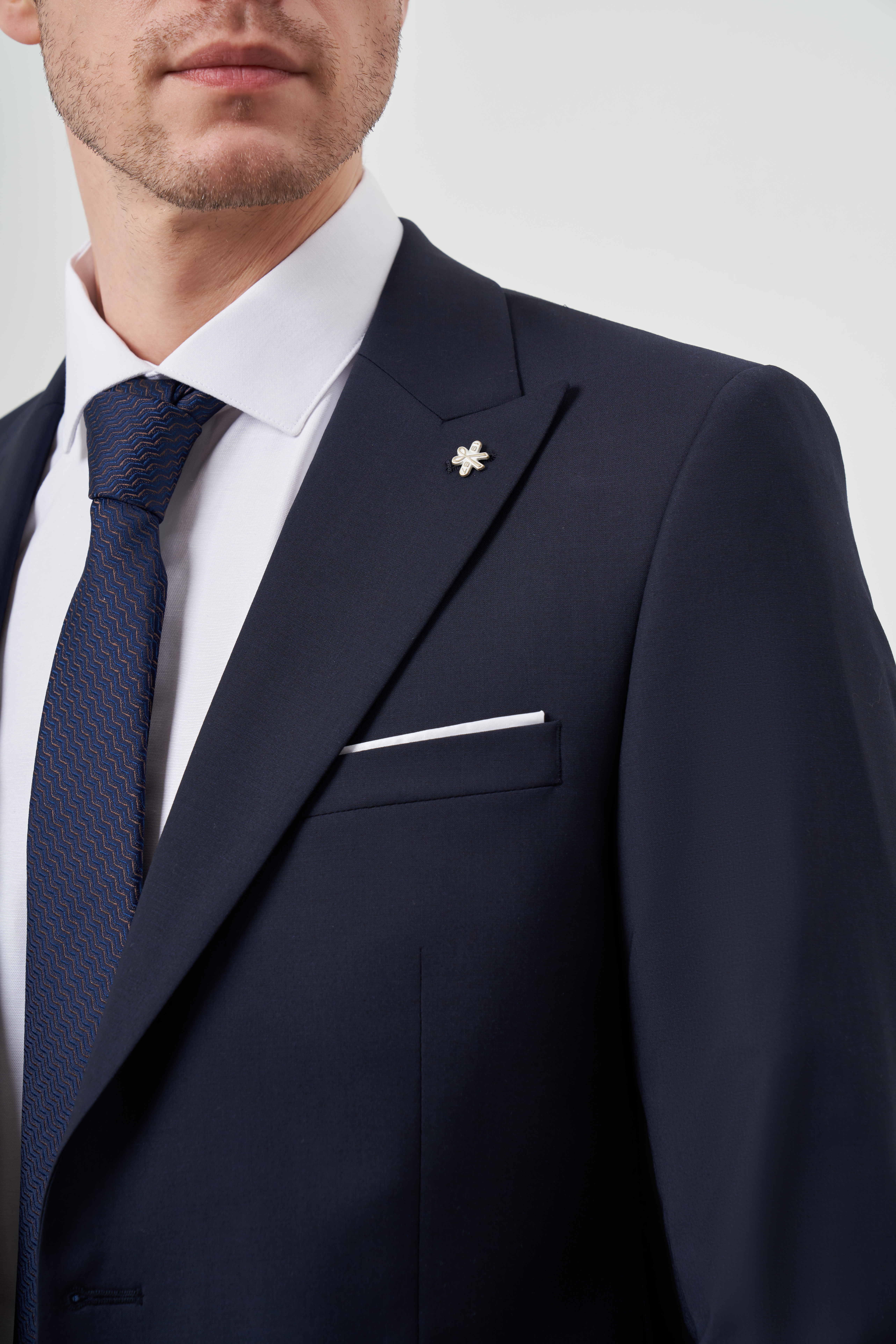 Morven Erkek Lacivert Yünlü Platinium Düz Desen Slim Fit Sivri Yaka Takım Elbise