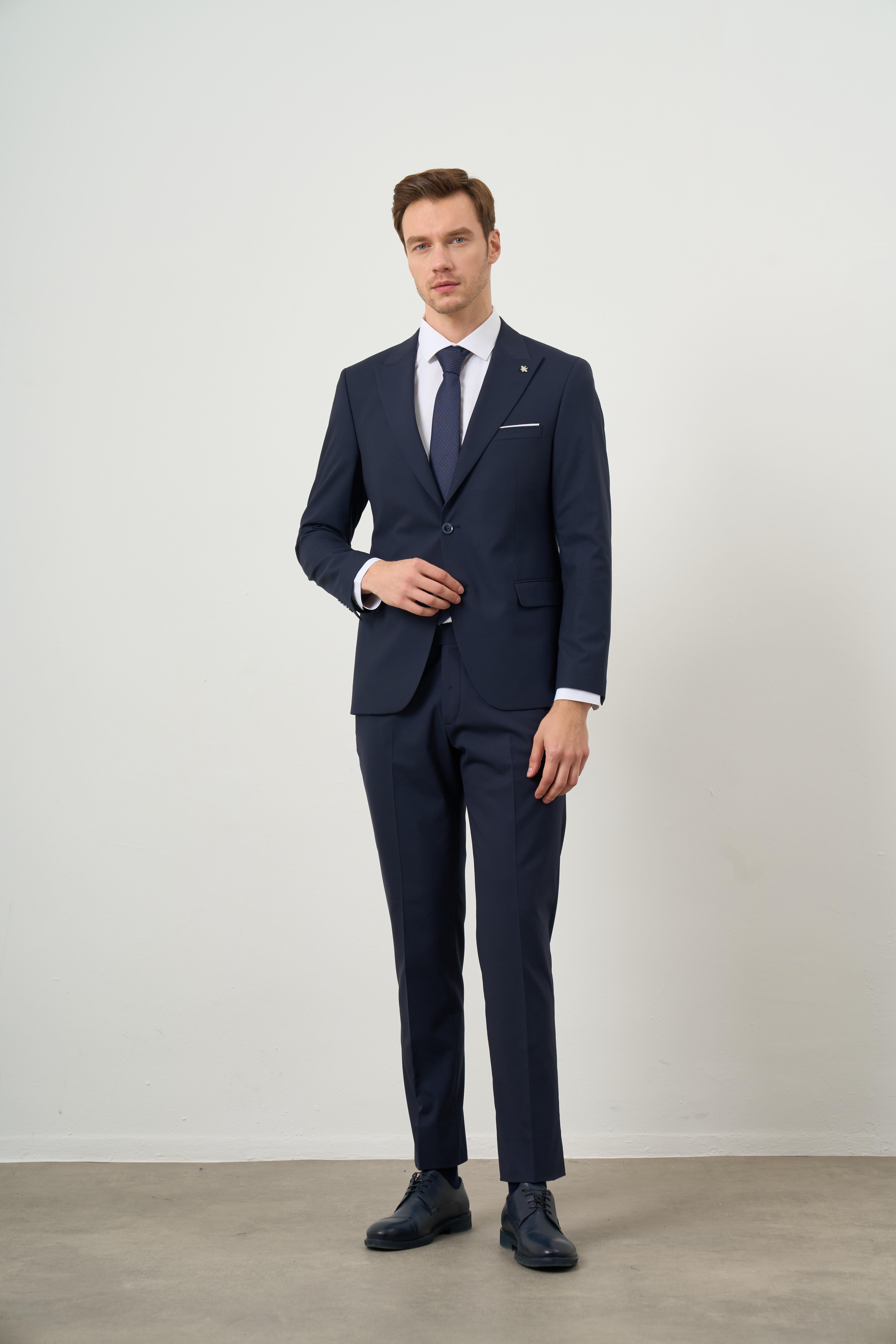 Morven Erkek Lacivert Yünlü Platinium Düz Desen Slim Fit Sivri Yaka Takım Elbise