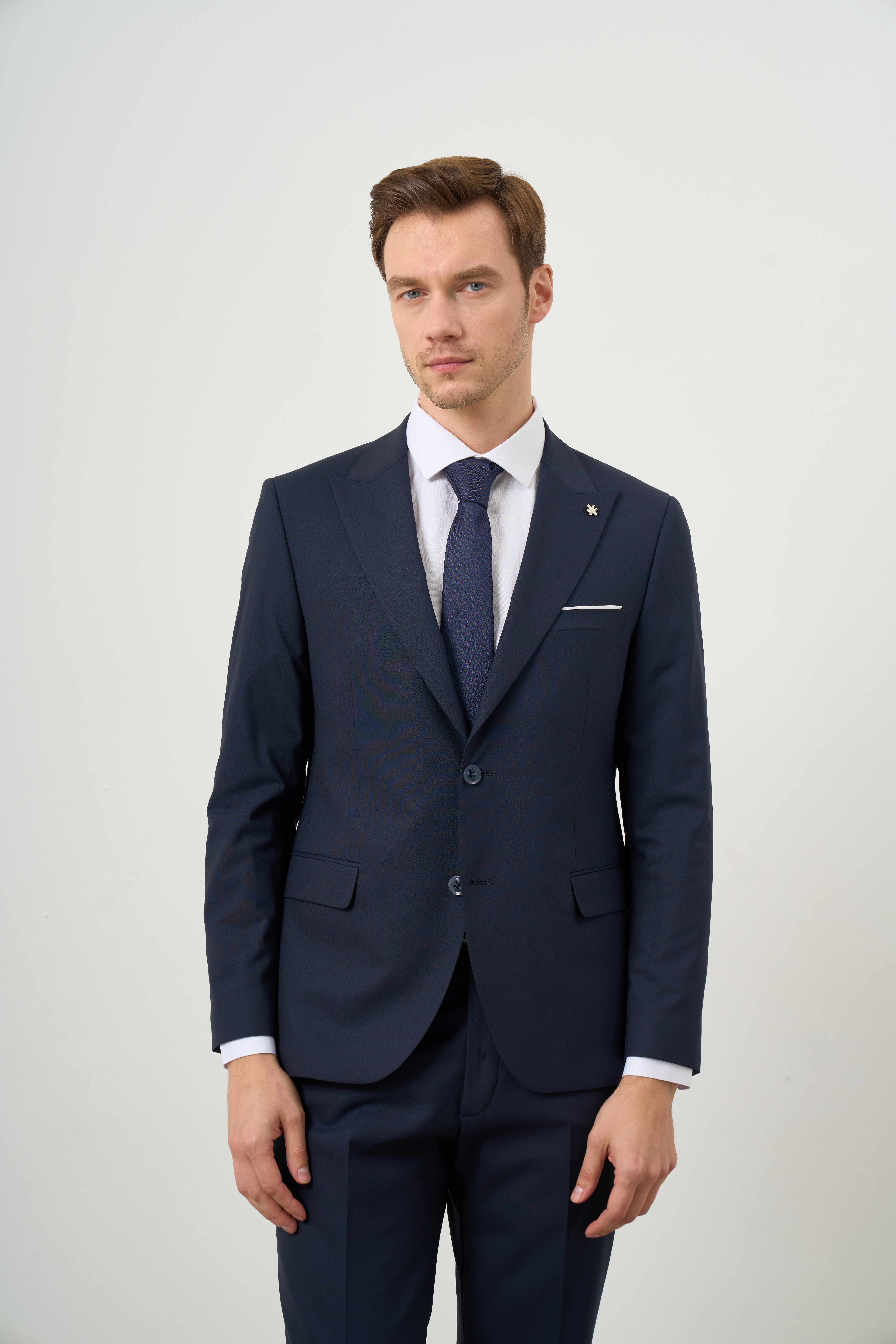 Morven Erkek Lacivert Yünlü Platinium Düz Desen Slim Fit Sivri Yaka Takım Elbise